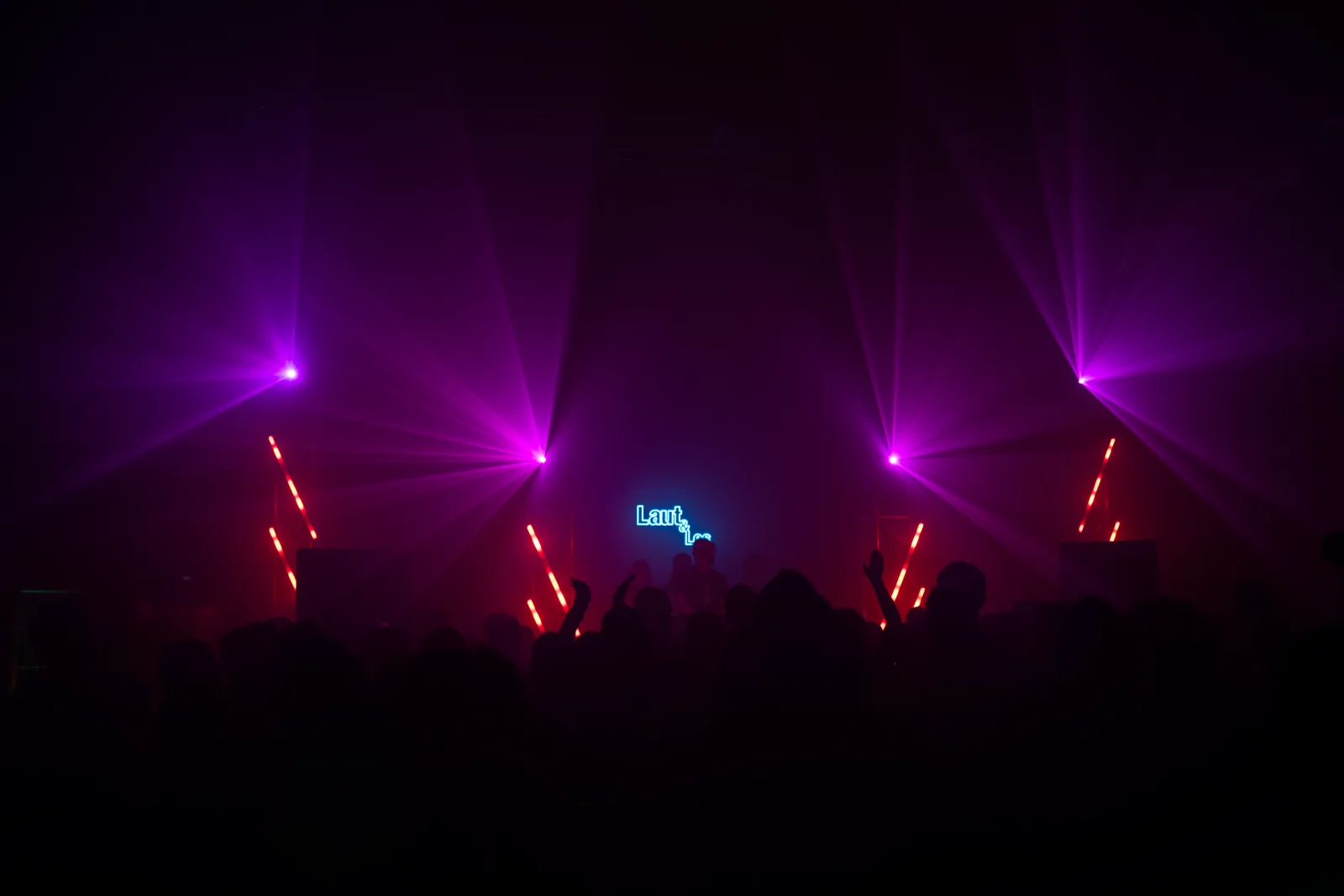 Spektakuläre Lichtshow mit Moving Heads und Bühnenbeleuchtung